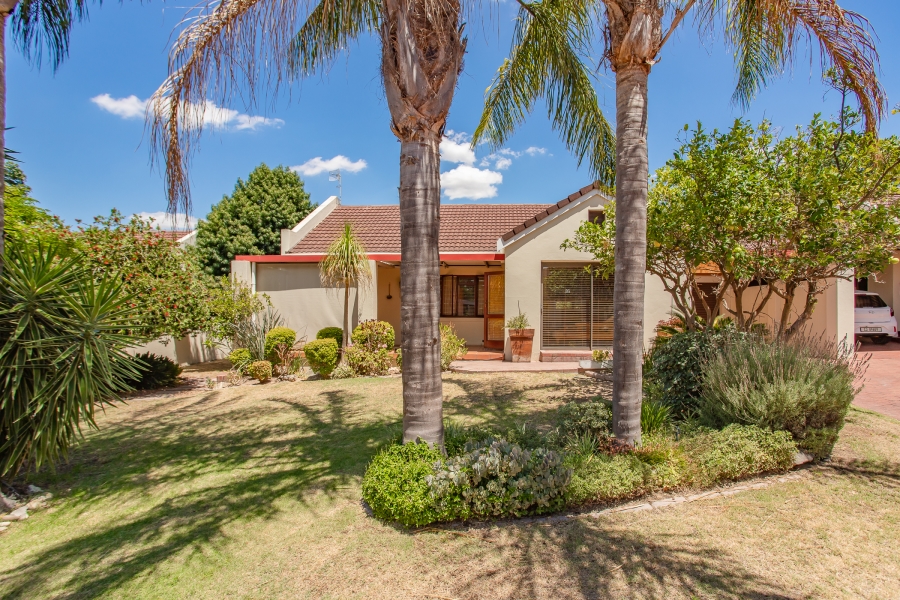 2 Bedroom Property for Sale in De Oude Renbaan Western Cape